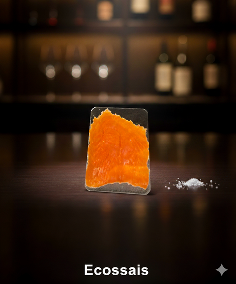 Tranche fine de Saumon Fumé Ecossais artisanal sur fond sombre avec sel de mer, symbole d'élégance et de qualité premium.