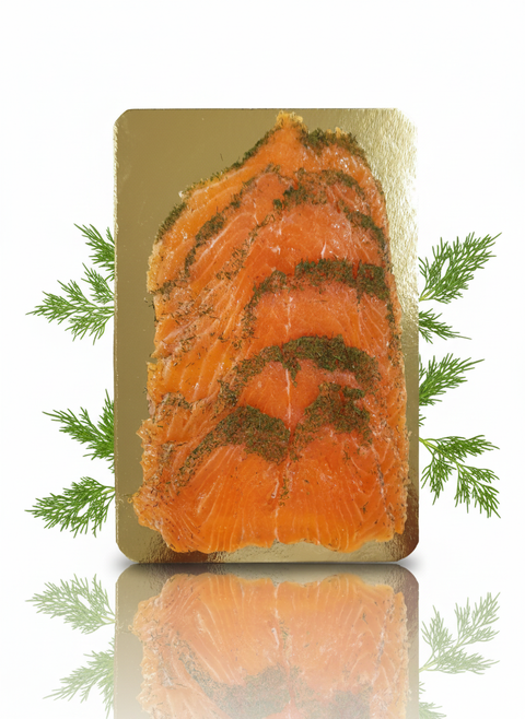 Tranches de saumon mariné écossais à l'aneth sur plateau doré avec branchettes de fenouil frais