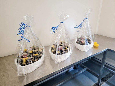 Plateaux d'huîtres fraîches emballés pour dégustation raffinée, cadeau gourmet de la mer