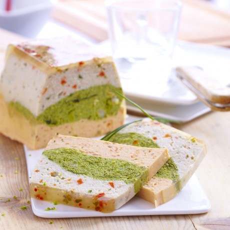 Terrines de poissons artisanales aux couleurs naturelles et textures variées, présentées en tranches raffinées sur un plateau blanc.