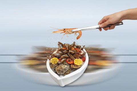 Bateau fruits de mer dégustation pour 2 personnes avec huîtres, gambas, langoustines, couteaux et accompagnements gourmands.