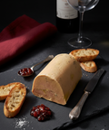 Foie gras Chasselas mi-cuit artisanal avec toasts et confiture fine sur ardoise élégante