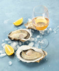 Huîtres fraîches sur glace avec quartiers de citron et verre de vin blanc, dégustation marine raffinée