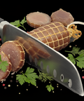 Saucisson de thon fumé artisanal tranché avec herbes et épices sur fond noir