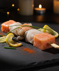Brochettes saveurs et grillade de poissons frais sur ardoise avec citron et épices, ambiance bougies