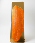 Filet de saumon fumé écossais artisanal, texture ferme et fondante, sans conservateurs, présenté sur support doré.