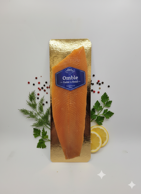 Omble fumé à froid artisanal d'Islande avec herbes, citron et poivre sur plateau doré