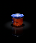 Pot de 100g d'œufs de truite orange vif avec couvercle bleu sur fond noir, finesse et fraîcheur aquatique