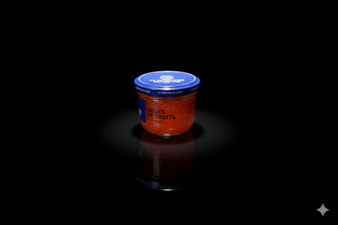Pot de 100g d'œufs de truite orange vif avec couvercle bleu sur fond noir, finesse et fraîcheur aquatique