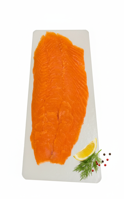 Tranche fine de saumon fumé écossais artisanal avec citron et aneth sur planche blanche