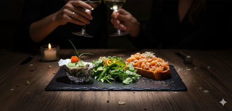 Tartare de saumon frais sur toast avec salade verte et sauce en coquille, soirée dégustation élégante