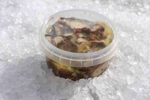 Salade de poulpe maison en barquette 150g sur glace, marinade aux herbes de Provence.