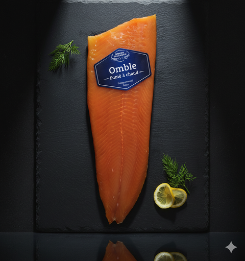 Filet d'omble fumé à chaud posé sur ardoise avec rondelles de citron et herbes fraîches.