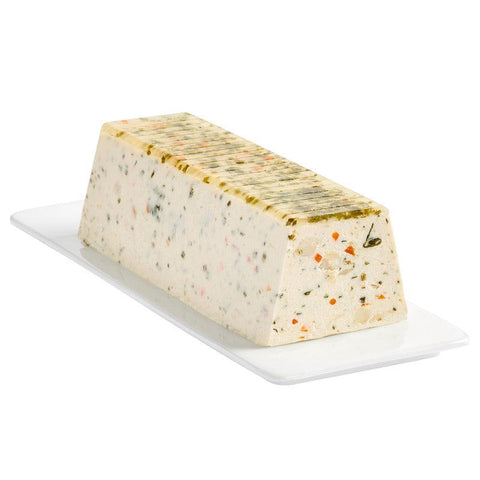 Terrine de poissons artisanale aux légumes et épices sur plateau blanc