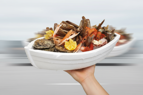 Bateau fruits de mer avec huîtres, gambas, langoustines, bulots, couteaux, amandes, bigorneaux et pinces de crabe, accompagné de citron et aïoli.