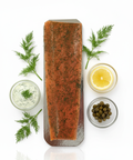 Saumon mariné à l'aneth norvégien avec sauce à l'aneth, citron et câpres, présentation artisanale premium fraîcheur optimale