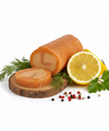 Roulade fait maison aux poissons fumés avec citron, aneth et épices sur planche en bois